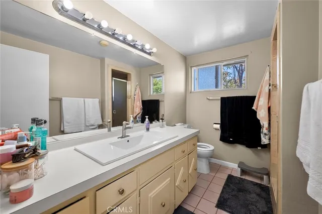 a en suite bathroom with a double vanity sink and a mirror