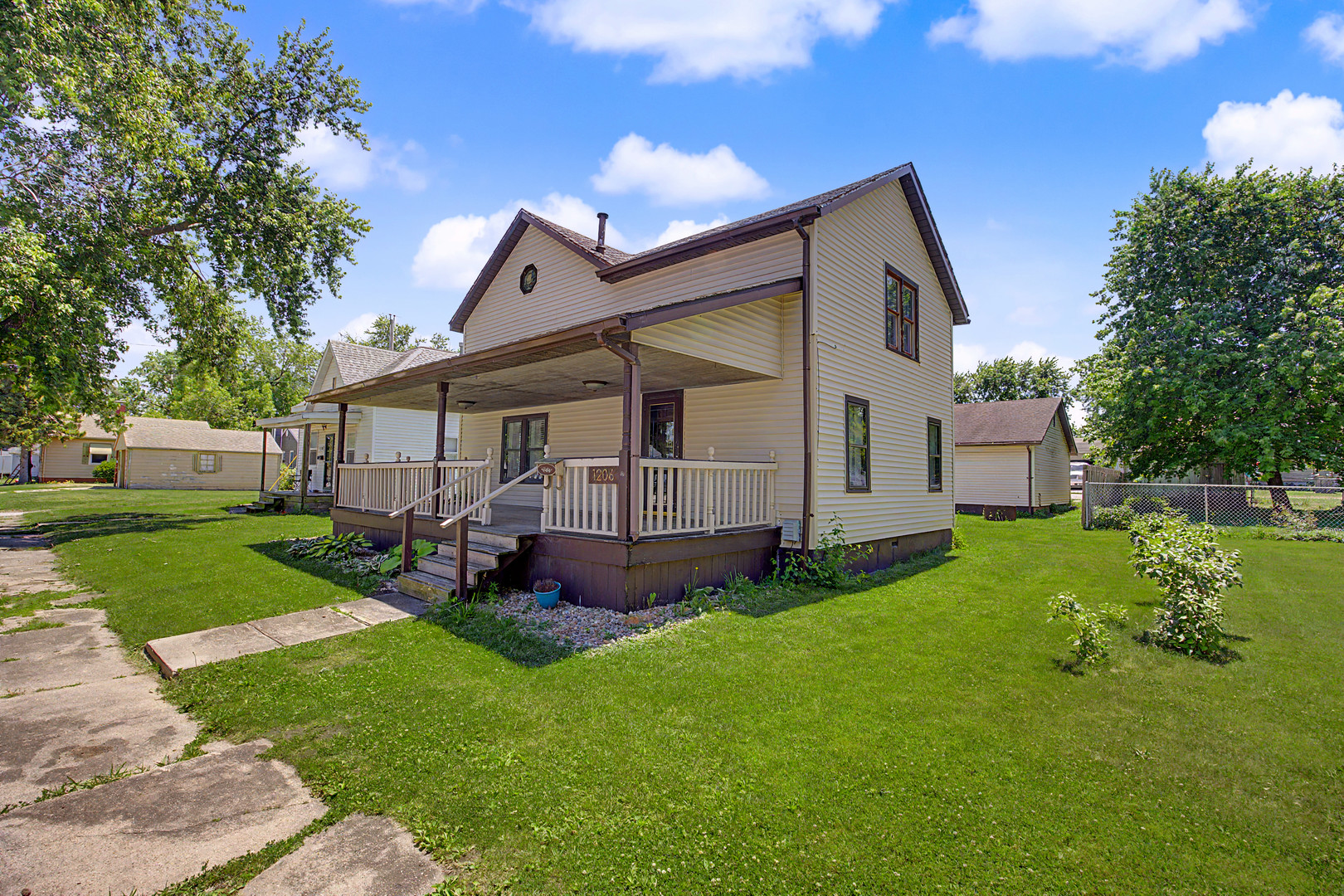 1206 East Main Street Clinton, IL 61727 - Photo 3 of 33