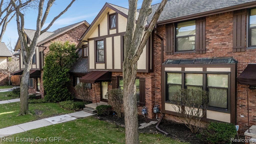 1708 Vernier Road Grosse Pointe Woods, MI 48236 - Photo 3 of 43