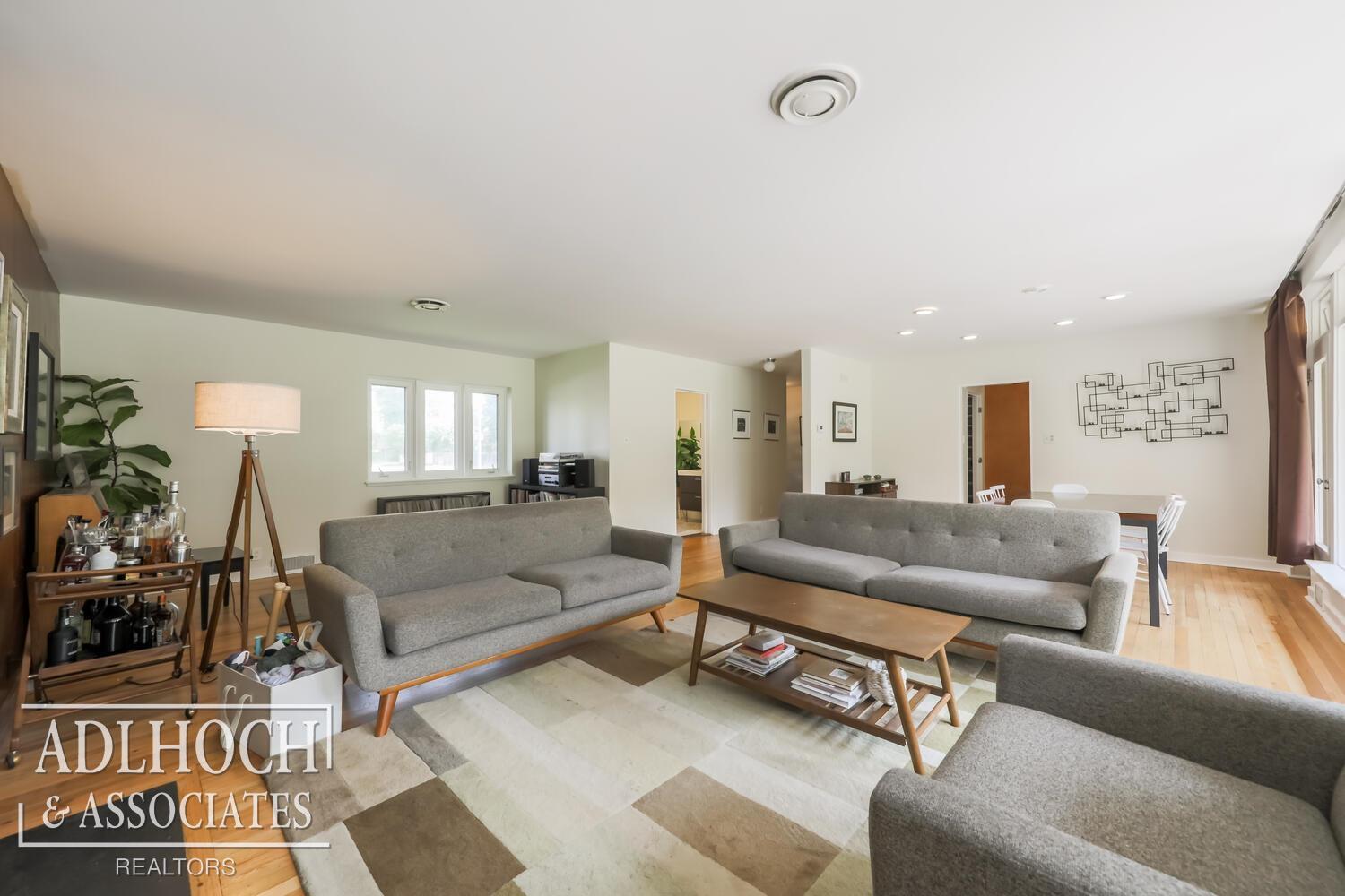 681 Roslyn Road Grosse Pointe Woods, MI 48236 - Photo 4 of 32