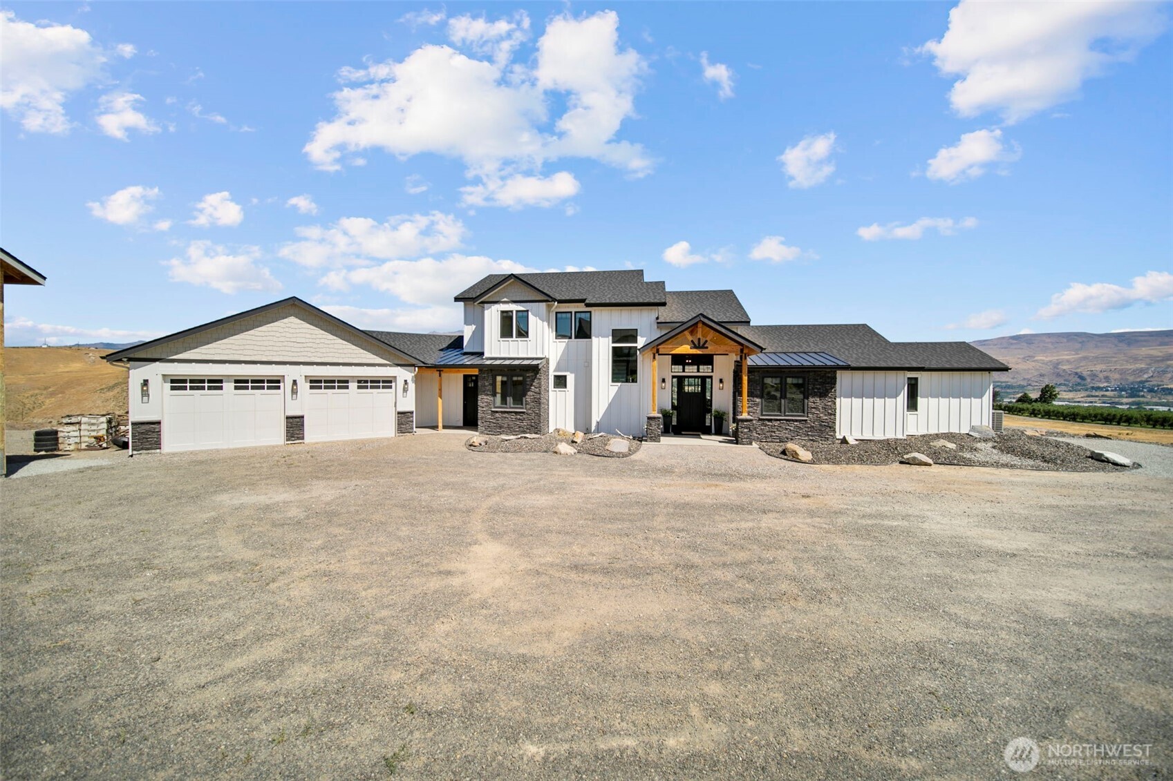 a view of house with a street