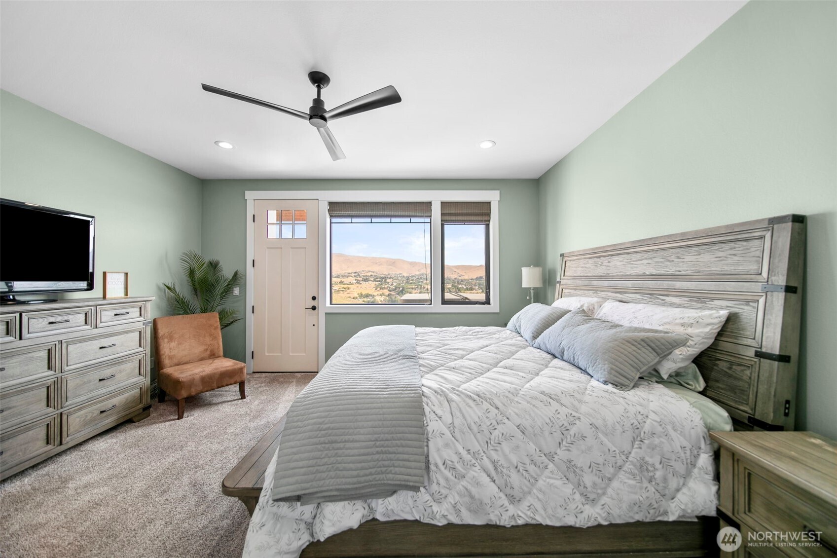 2002 North Road Wenatchee, WA 98801 - Photo 23 of 40 a bedroom with a bed and a flat screen tv