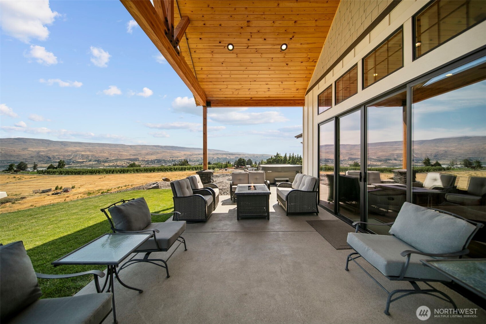 2002 North Road Wenatchee, WA 98801 - Photo 36 of 40 a balcony with furniture and city view