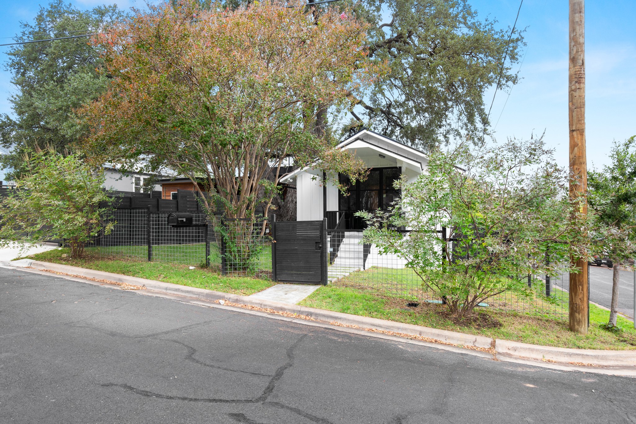 2416 East 10th Street Austin, TX 78702 - Photo 4 of 38 a house view with a garden space