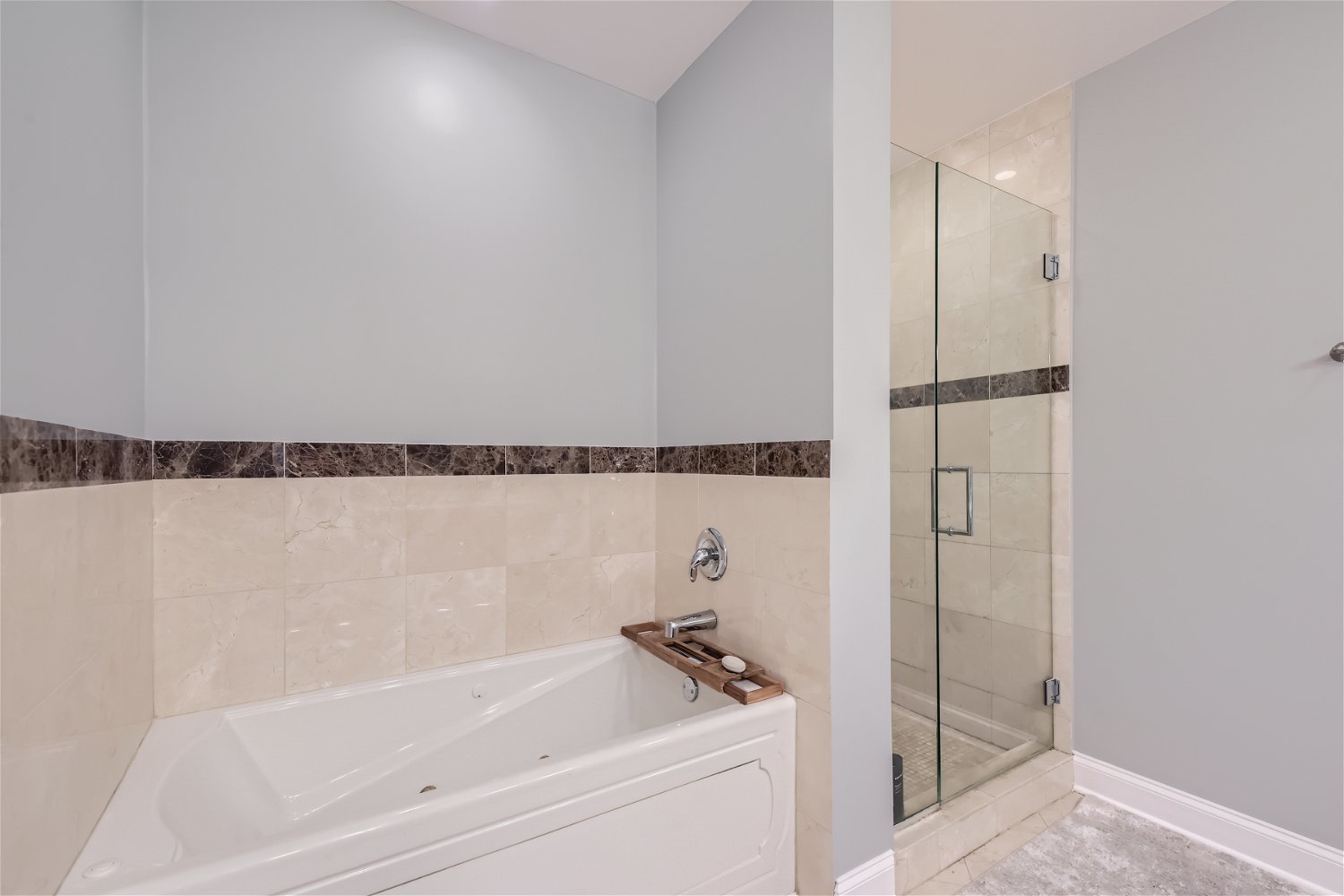 3719 South Indiana Avenue, Unit 4S Chicago, IL 60653 - Photo 13 of 17 a bathroom with a bathtub and a shower