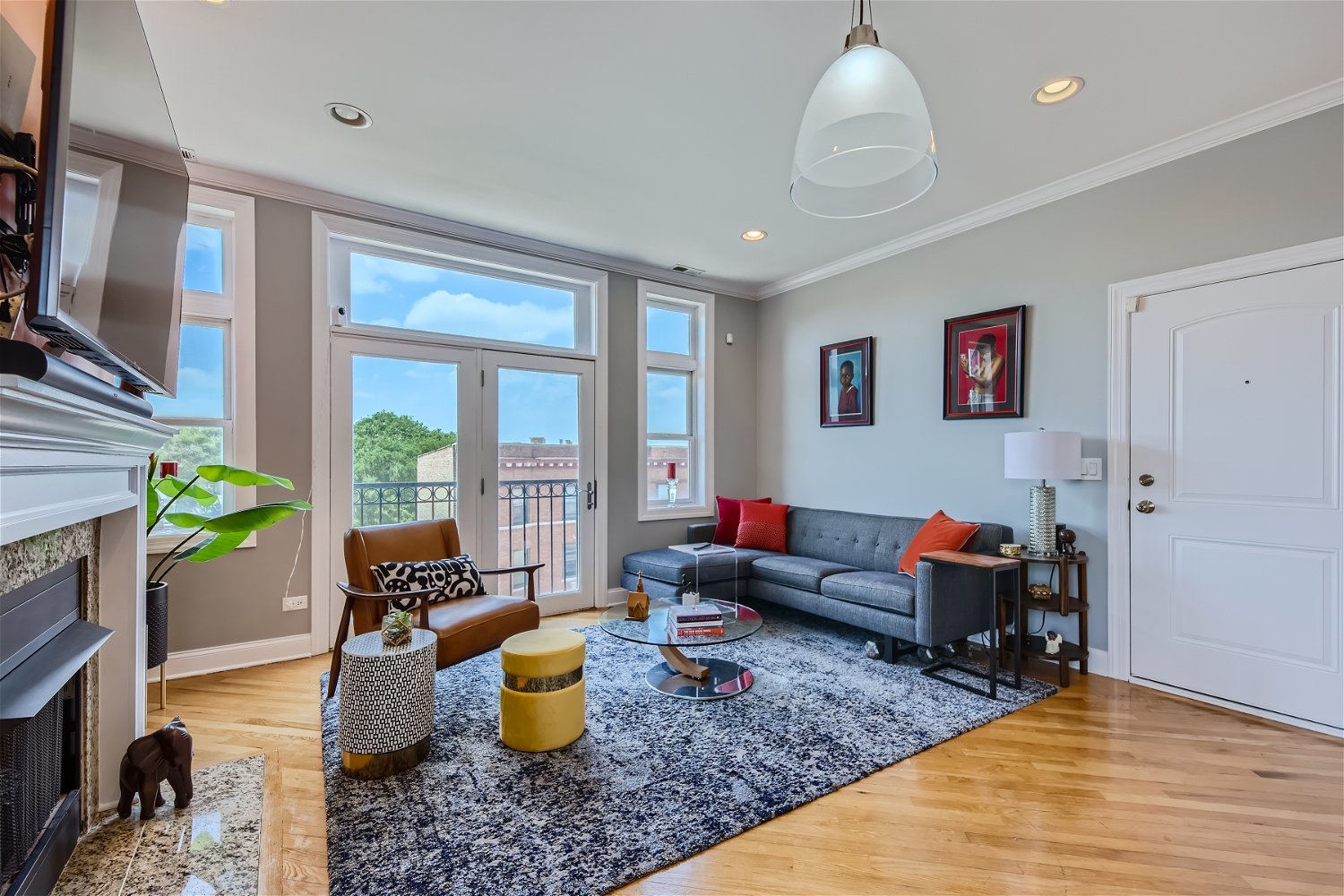 3719 South Indiana Avenue, Unit 4S Chicago, IL 60653 - Photo 3 of 17 a living room with furniture and a fireplace