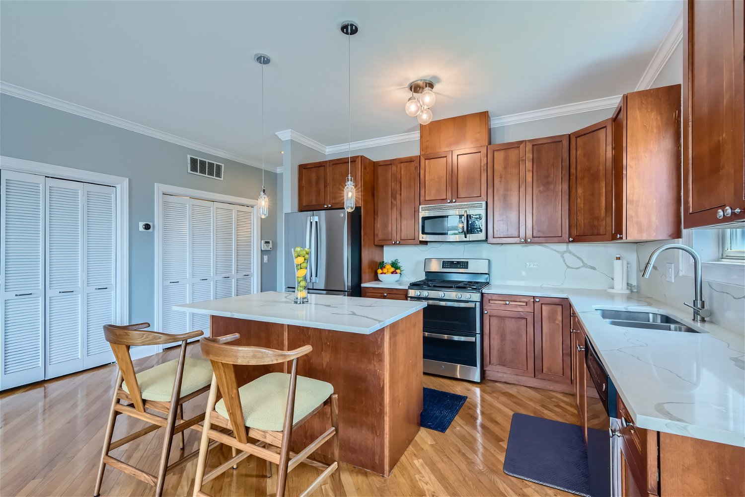 3719 South Indiana Avenue, Unit 4S Chicago, IL 60653 - Photo 8 of 17 a kitchen with granite countertop a sink stove and cabinets
