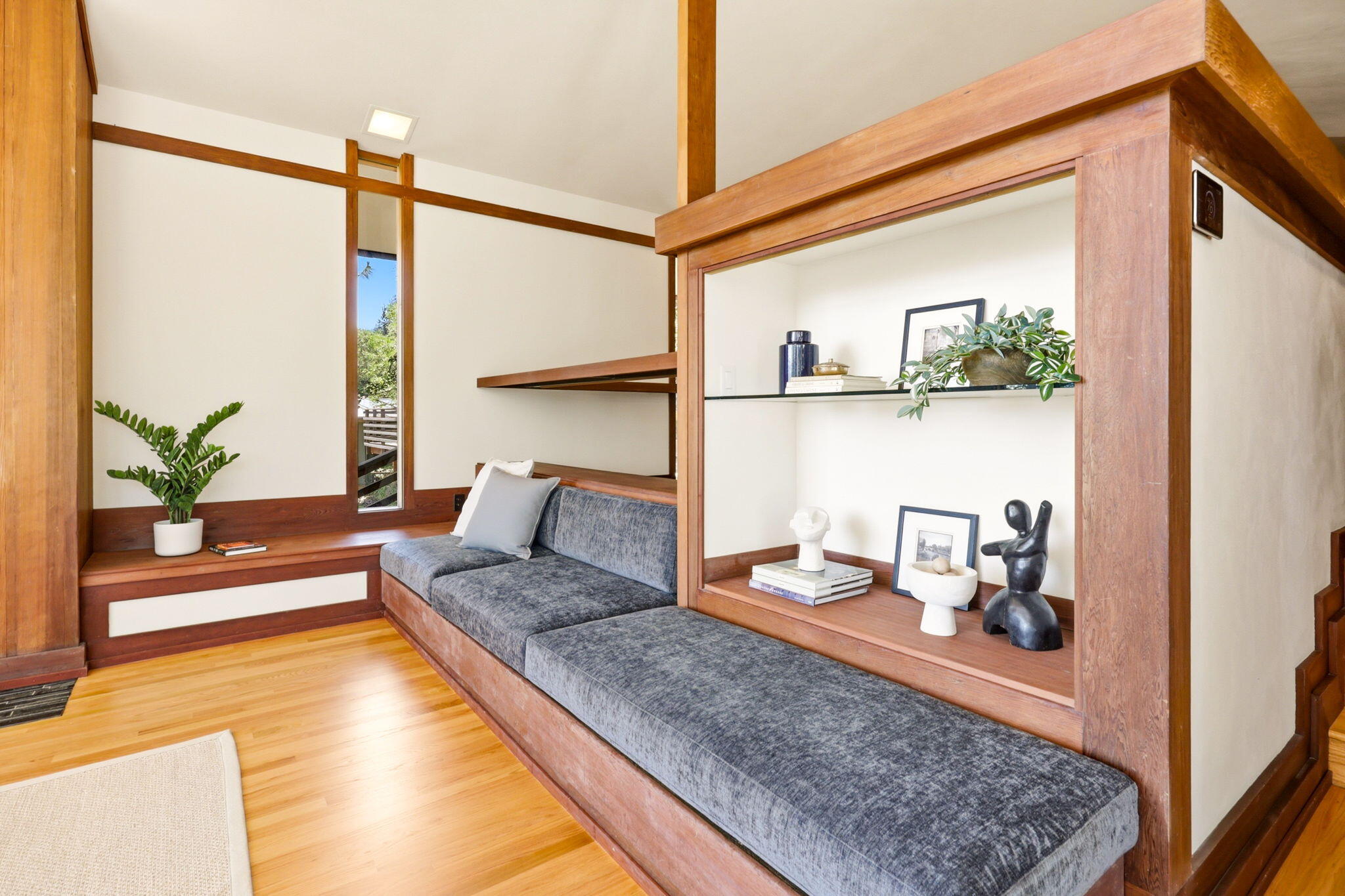 155 Terrace Street Ashland, OR 97520 - Photo 35 of 93 a living room with couch and a potted plant
