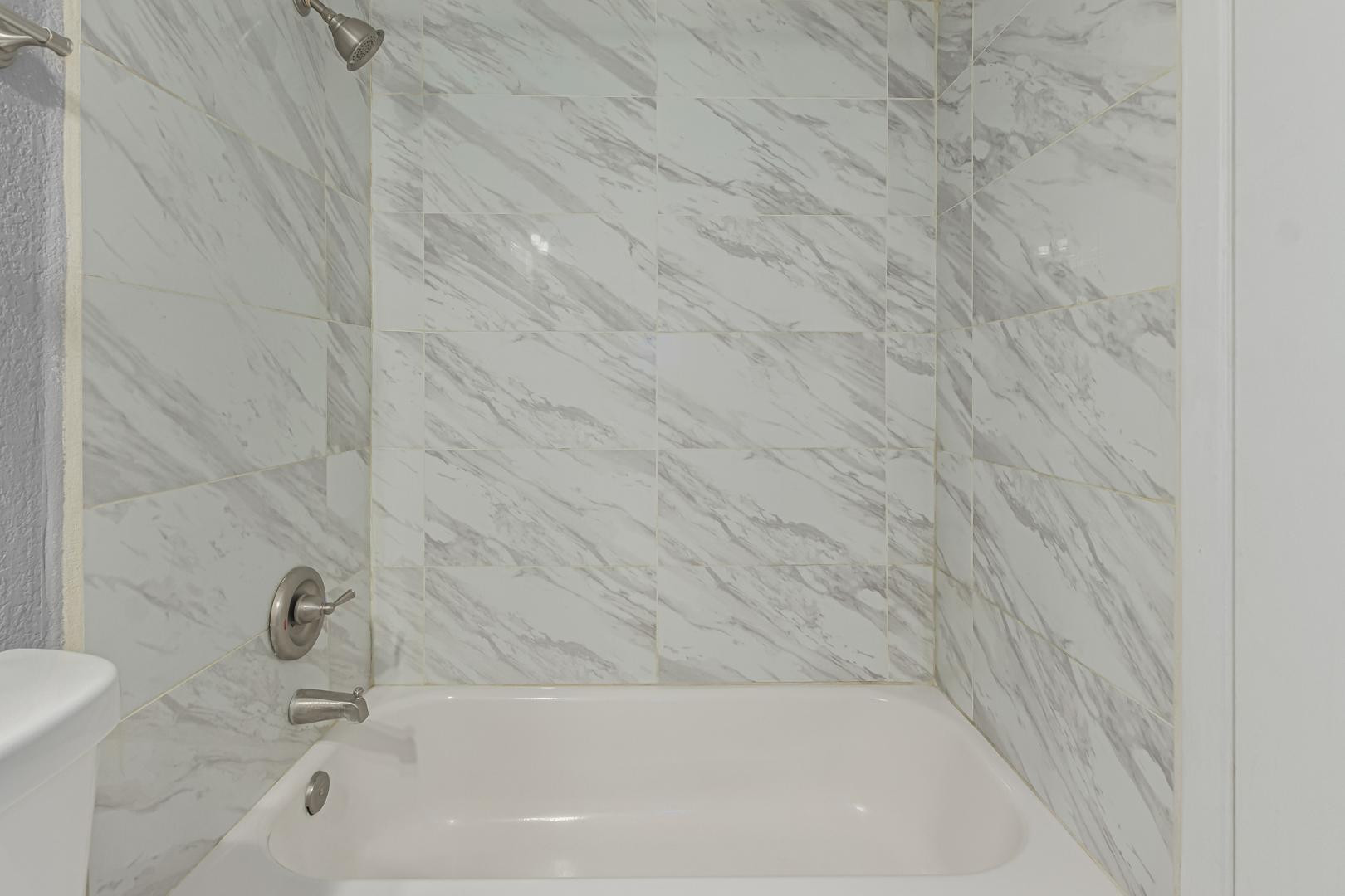1077 West 1st Street, Unit 203 Tempe, AZ 85281 - Photo 12 of 22 a bathroom with a bathtub