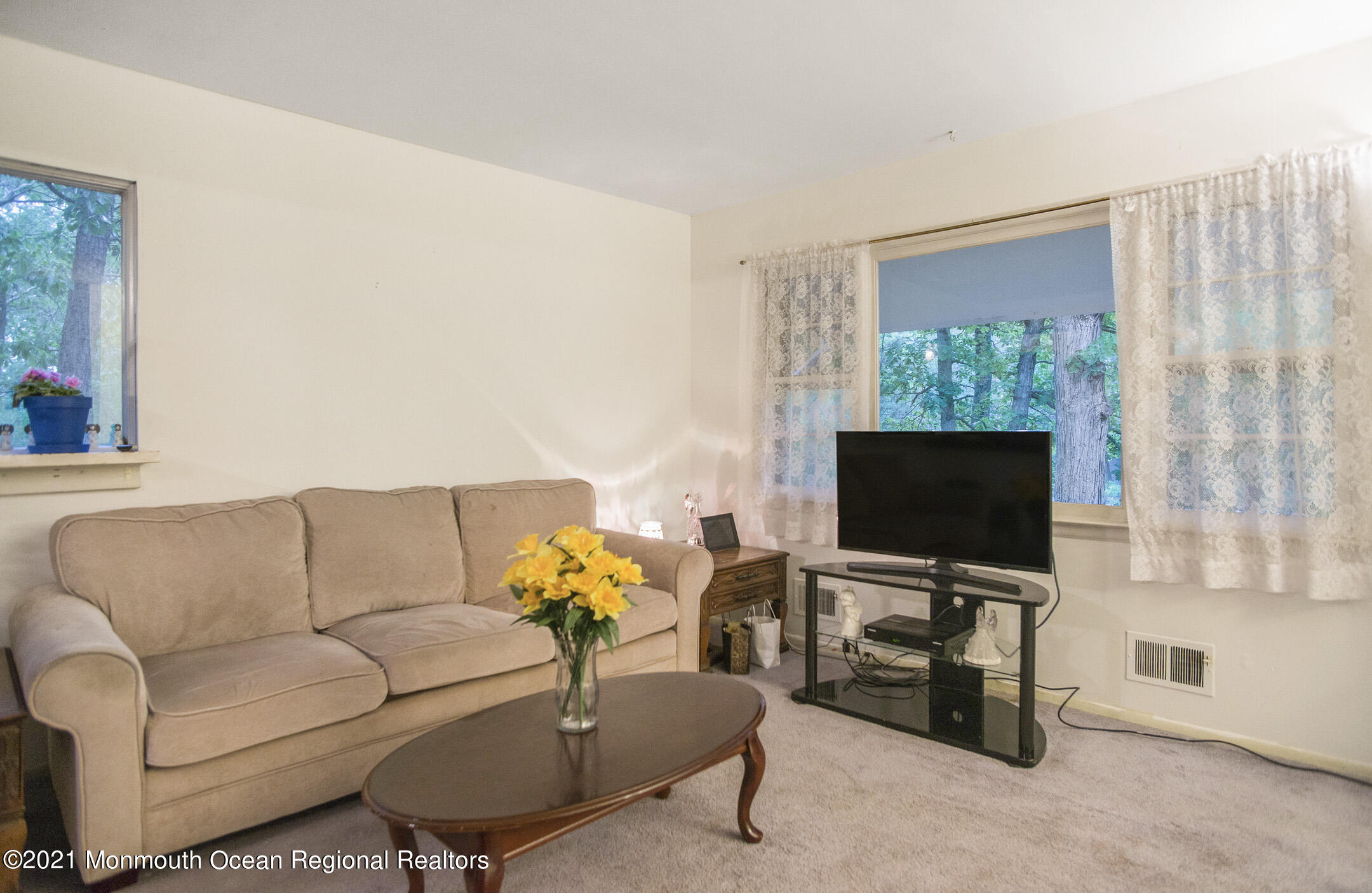 983 Toms River Road Jackson, NJ 08527 - Photo 5 of 23 Living Room