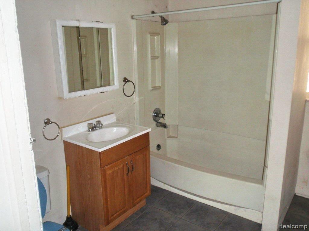 5655 Merritt Street Detroit, MI 48209 - Photo 3 of 4 Updated Full Bath