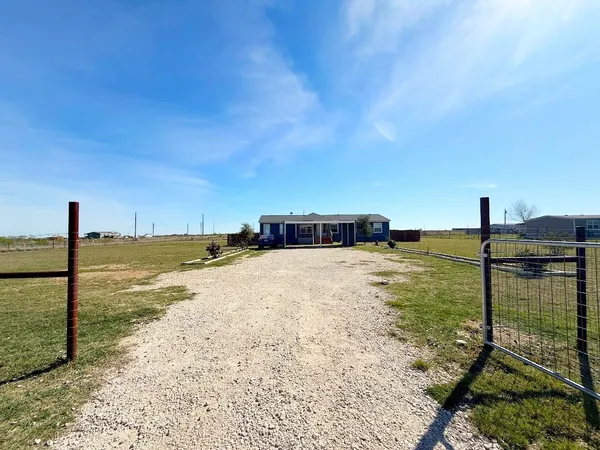 $2,300 | 2709 County Road 463, Elgin, TX 78621