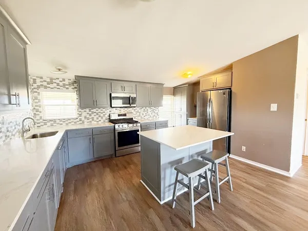 $2,300 | 2709 County Road 463, Elgin, TX 78621
