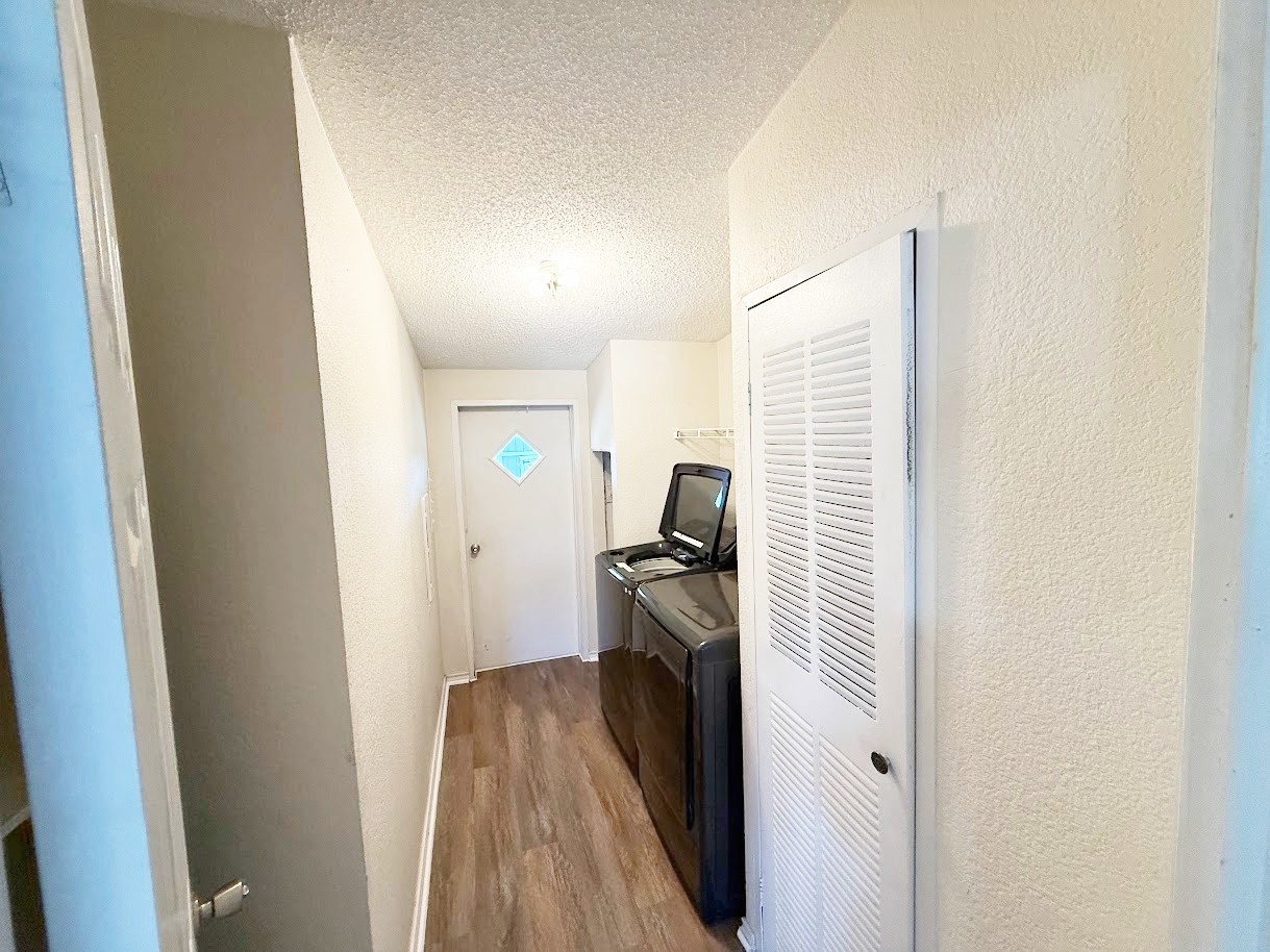 2709 County Road 463 Elgin, TX 78621 - Photo 9 of 25 a bedroom with a bed and a window