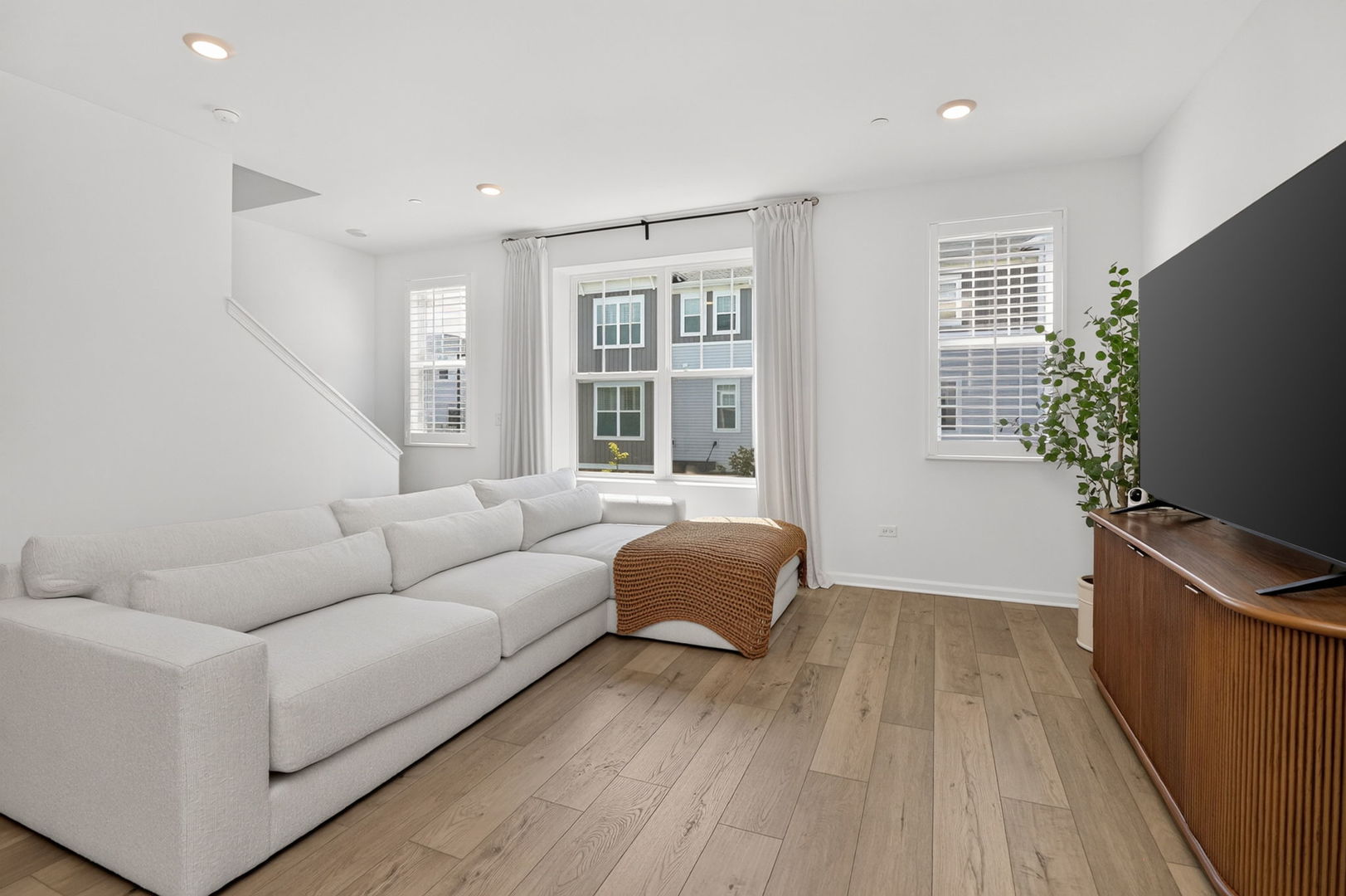 1035 Wren Road Des Plaines, IL 60018 - Photo 4 of 31 Gallery Image 4