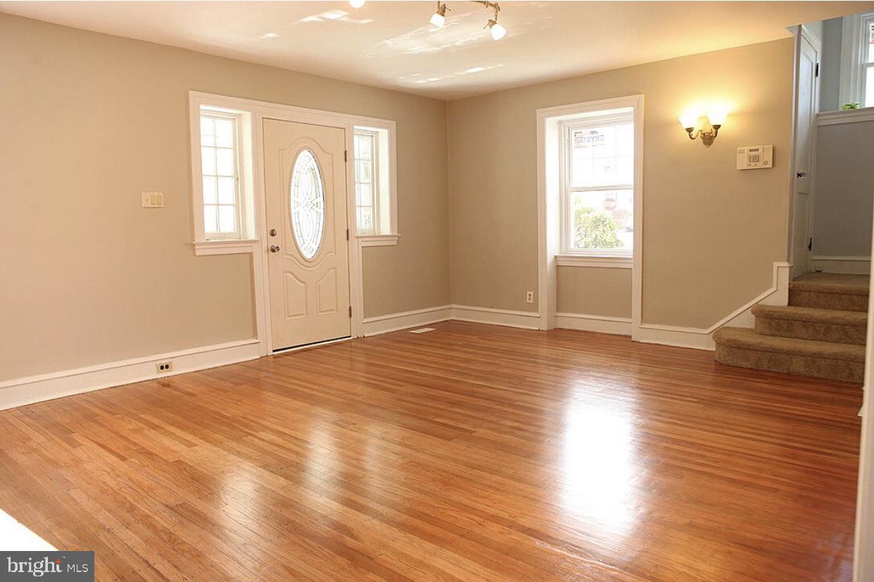 7221 Hilltop Road Upper Darby, PA 19082 - Photo 4 of 30
