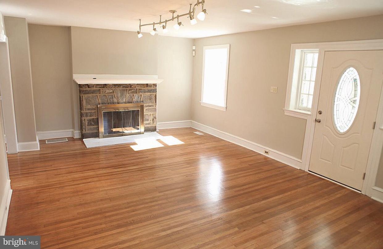 7221 Hilltop Road Upper Darby, PA 19082 - Photo 5 of 30