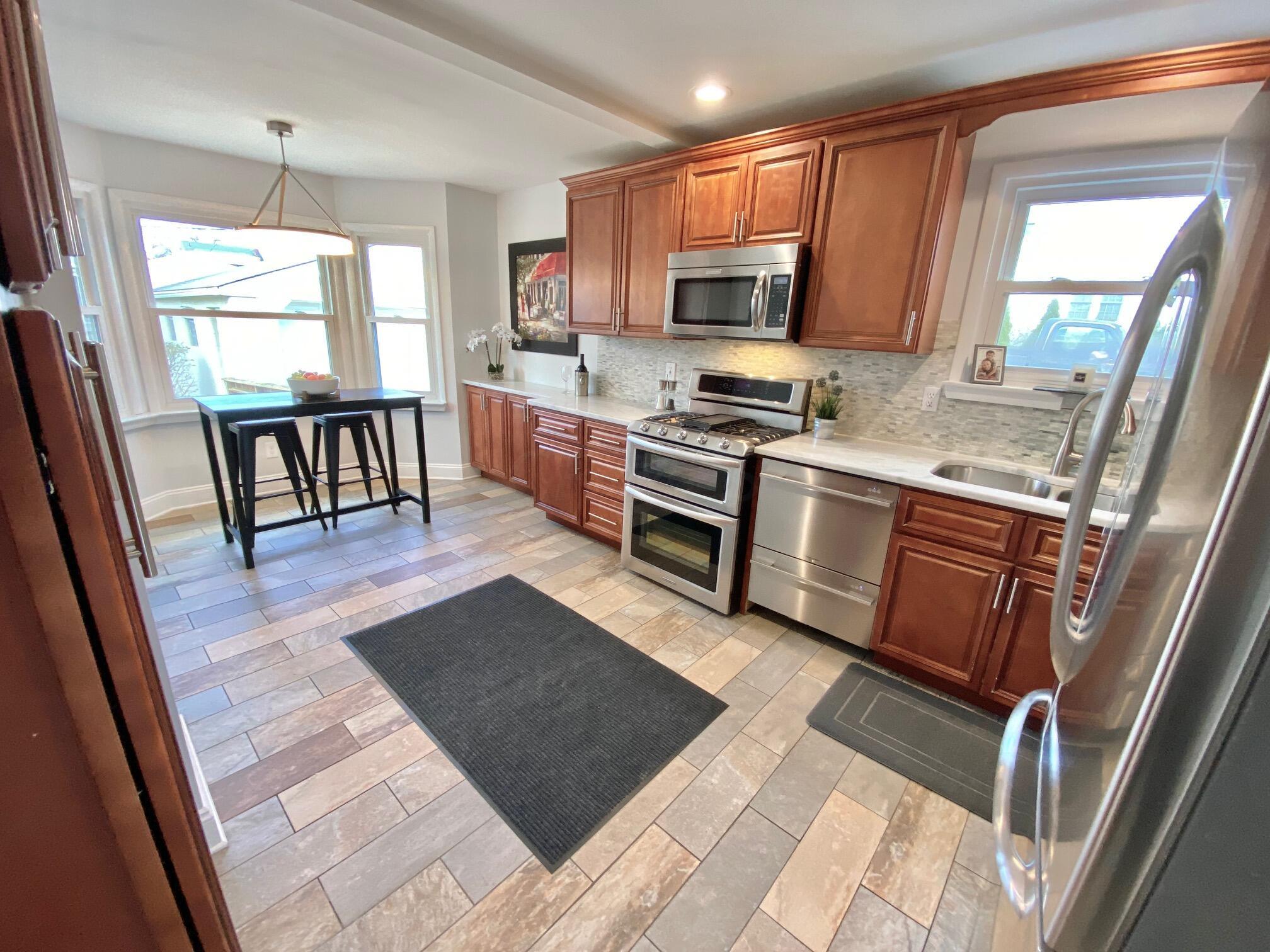 254 Chatham Road Columbus, OH 43214 - Photo 15 of 61 Spacious kitchen w/ tons of cabinets
