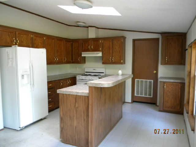 373 Davis Corner Road Mount Juliet, TN 37122 - Photo 5 of 11 Spacious eat in kitchen with center island and all of the appliances remain