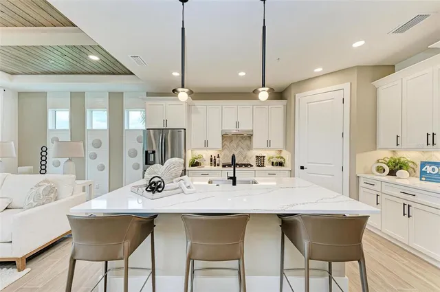 $5,250 | 10016 Rembrandt Terrace, Unit 101, Bradenton, FL 34212