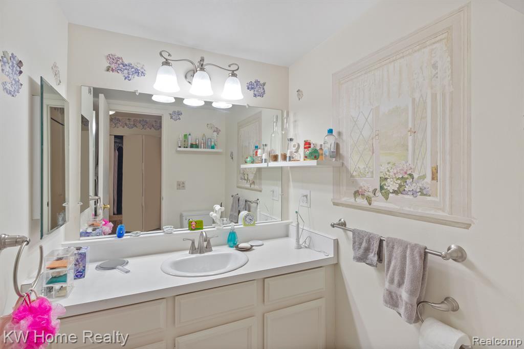 29632 Middlebelt Road, Unit 1703 Farmington Hills, MI 48334 - Photo 17 of 30