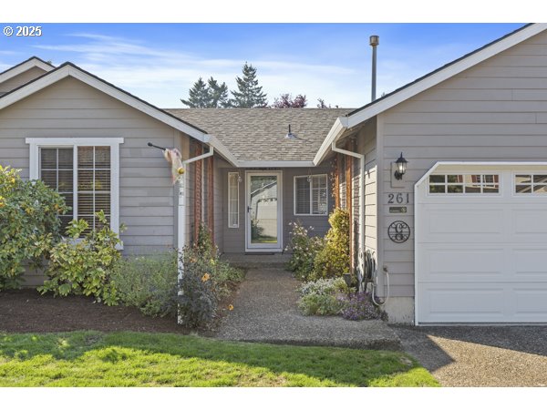 261 Southwest Nancy Circle Gresham, OR 97030 - Photo 2 of 25 a front view of a house with garden