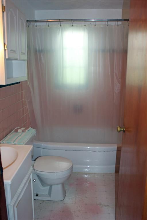 1825 Noblestown Road Pittsburgh, PA 15205 - Photo 8 of 18 Main floor bath