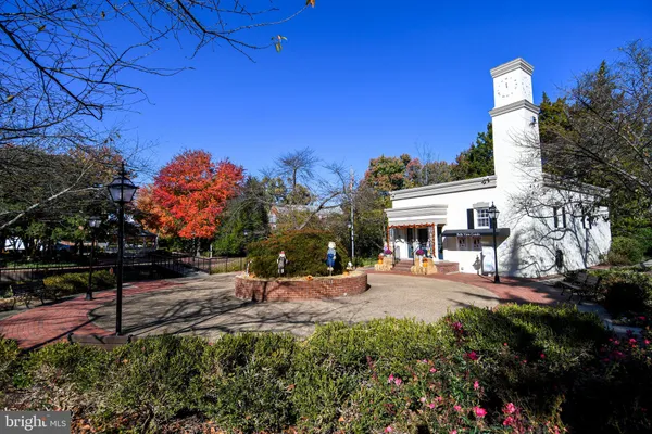a sign that is sitting in the middle of forest