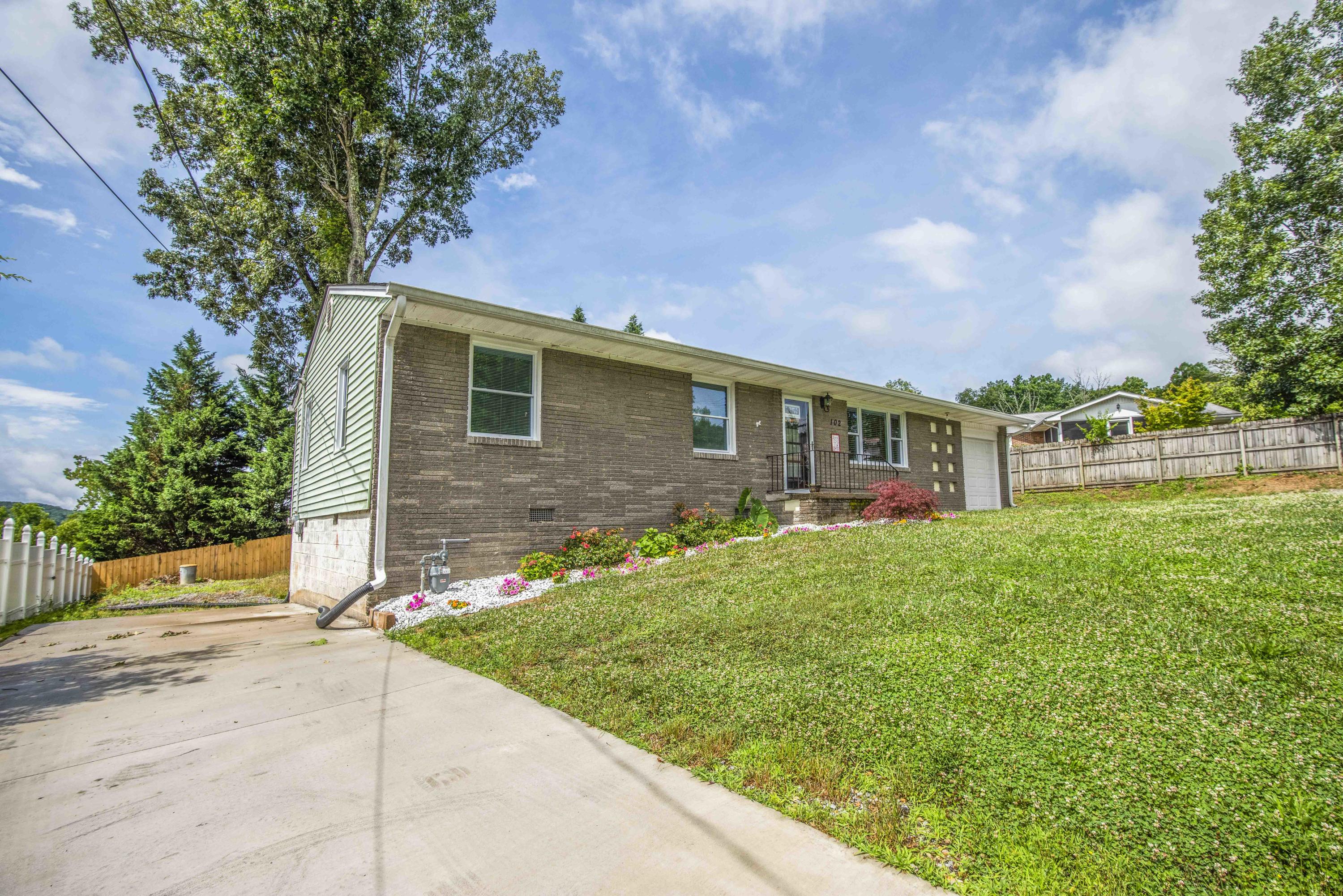 102 Lawrence Lane Oak Ridge, TN 37830 - Photo 3 of 32 exterior_1