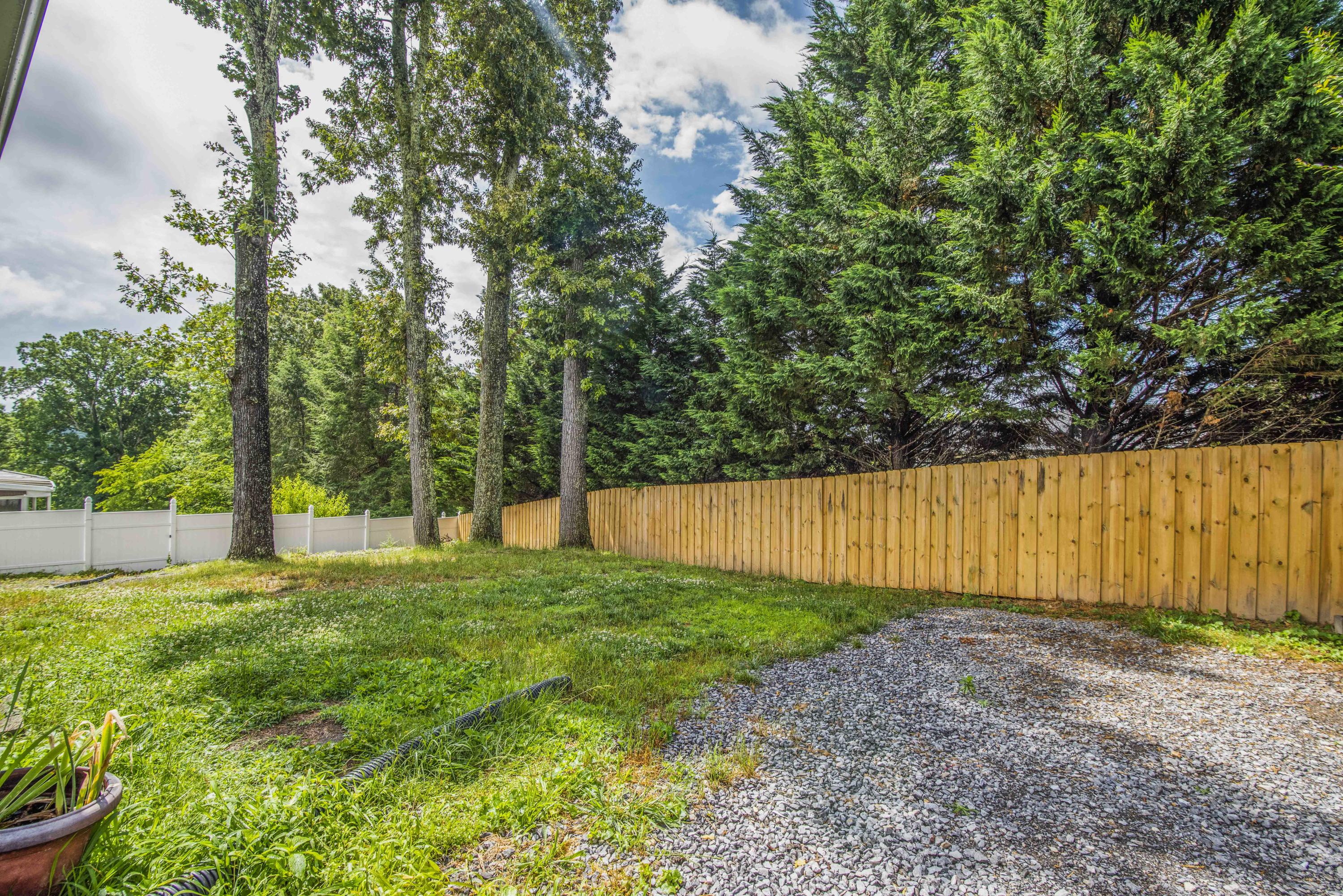 102 Lawrence Lane Oak Ridge, TN 37830 - Photo 4 of 32 yard 1_1