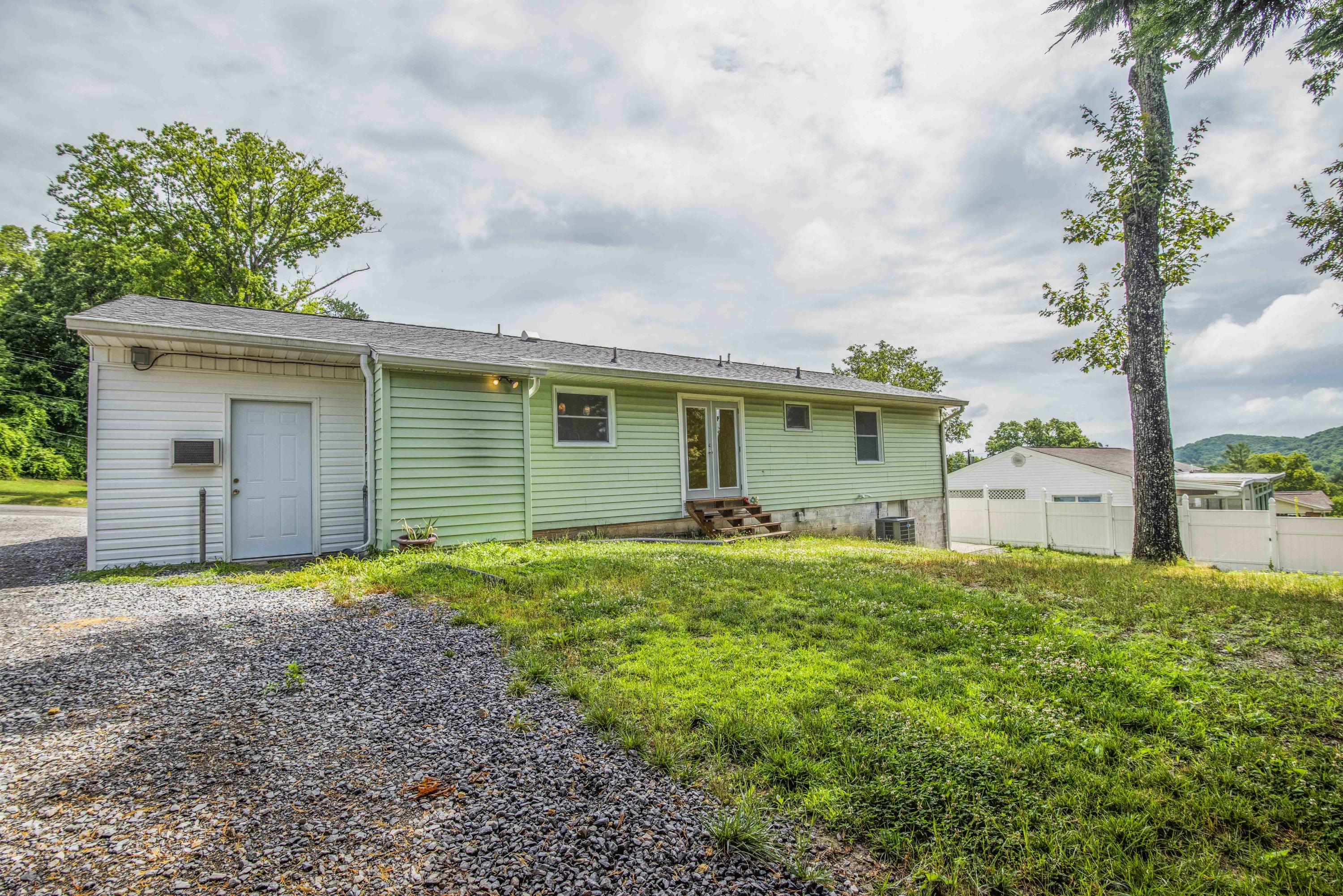 102 Lawrence Lane Oak Ridge, TN 37830 - Photo 5 of 32 yard 3_1