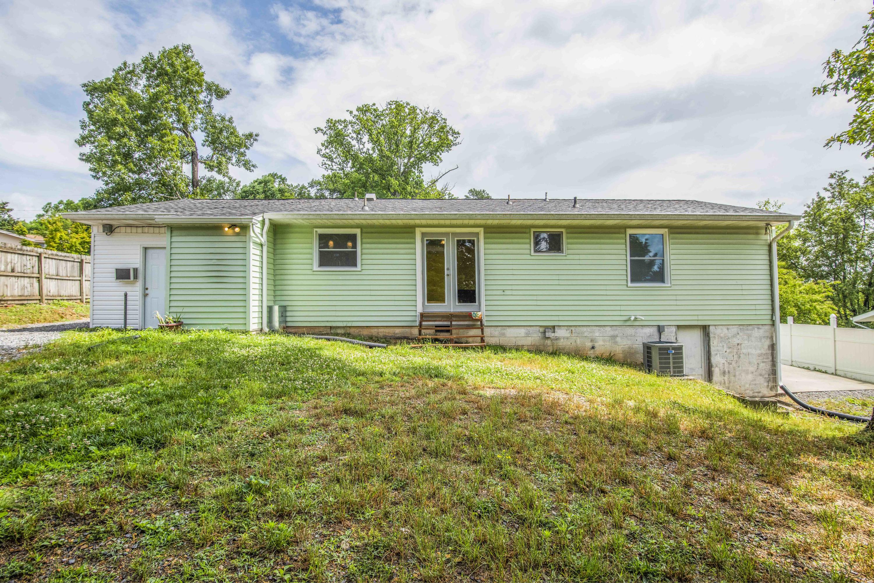 102 Lawrence Lane Oak Ridge, TN 37830 - Photo 7 of 32 yard 4_1