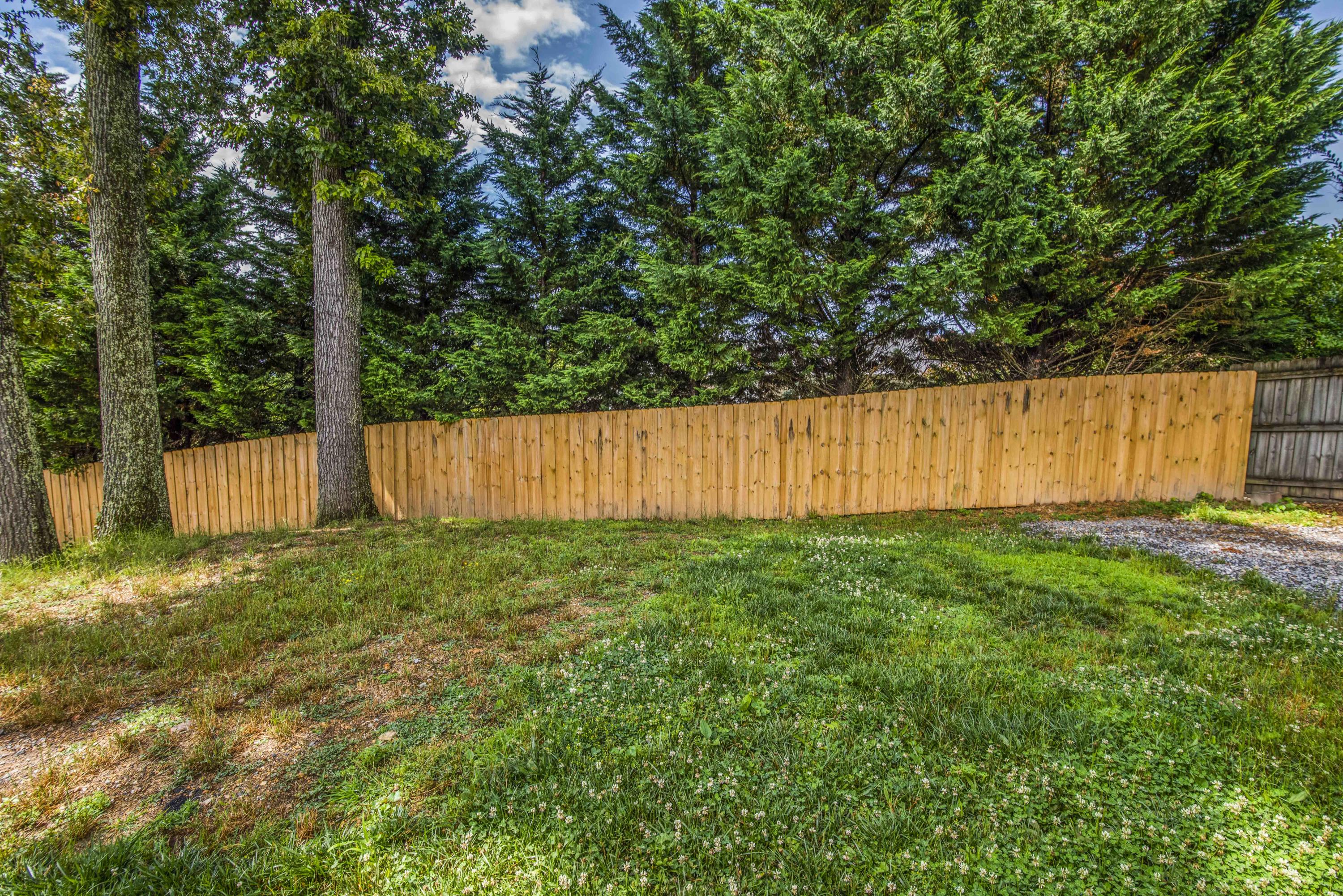 102 Lawrence Lane Oak Ridge, TN 37830 - Photo 8 of 32 yard_1