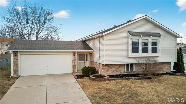 $325,000 | 115 Stonecrest Lane, St. Peters, MO 63304