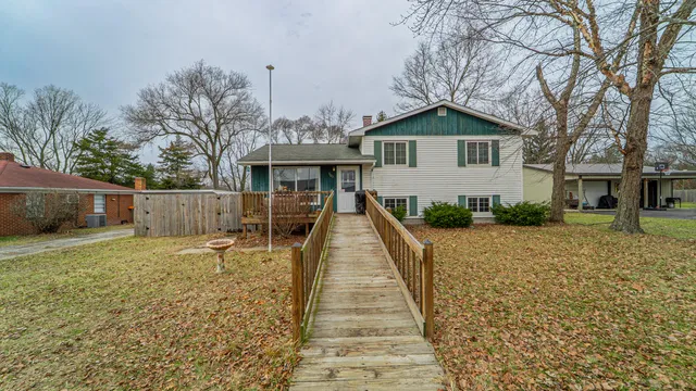a view of a house with a yard