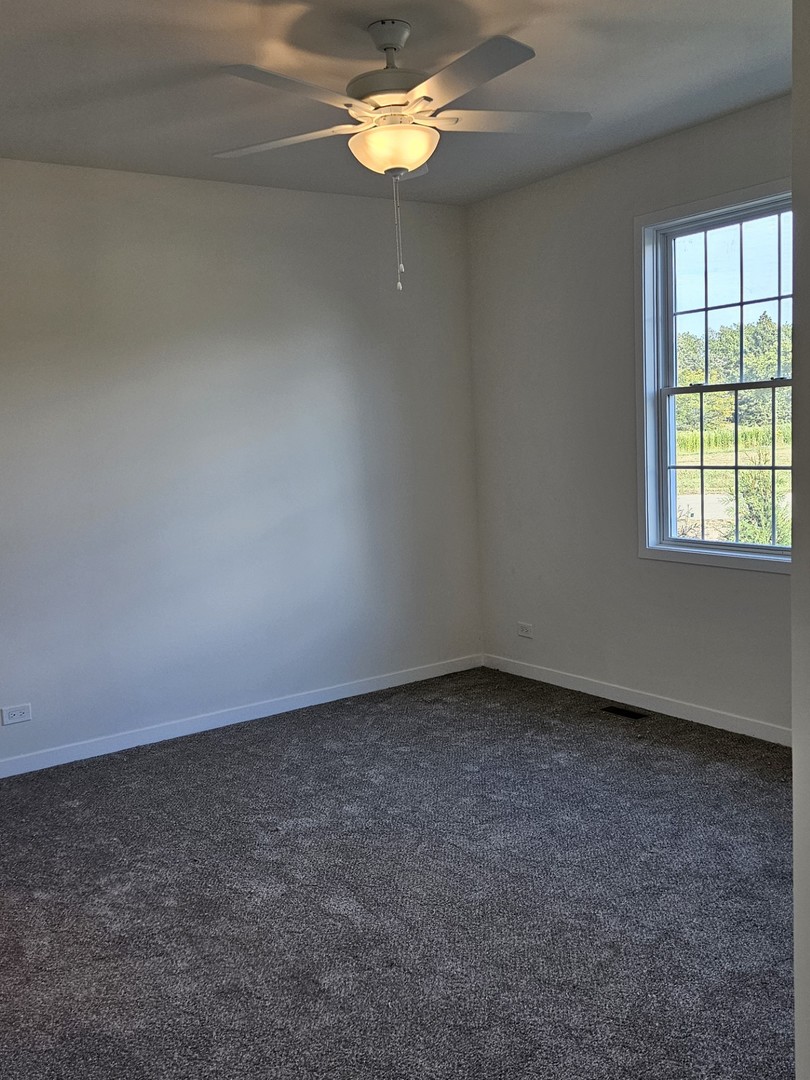 31 Apollo Court Tinley Park, IL 60477 - Photo 5 of 7 an empty room with a window