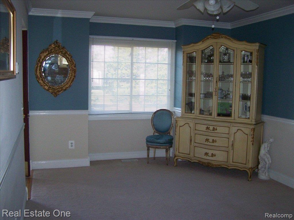 10 Foxboro Drive Rochester, MI 48309 - Photo 4 of 12 Living Room