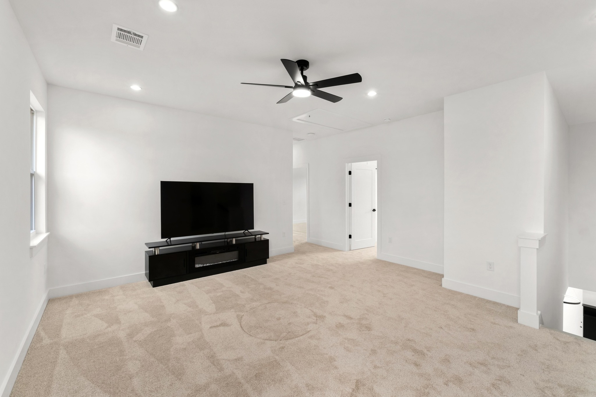 1500 Sylvan Glade, Unit 1B Austin, TX 78745 - Photo 17 of 29 en empty room with ceiling fan and window