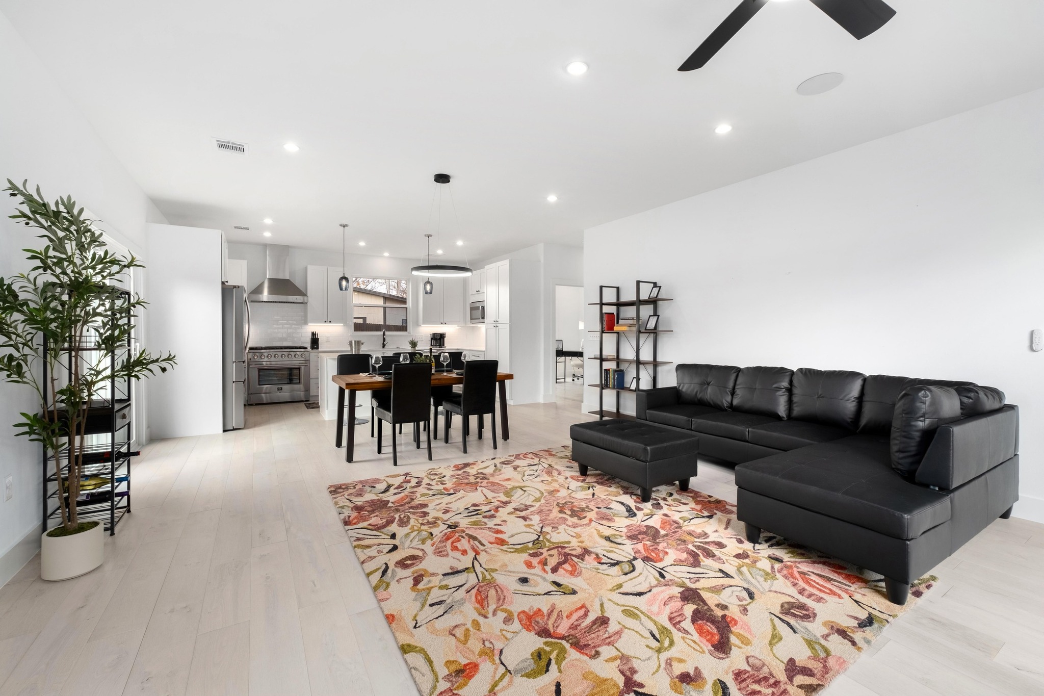 1500 Sylvan Glade, Unit 1B Austin, TX 78745 - Photo 5 of 29 a living room with furniture and kitchen view