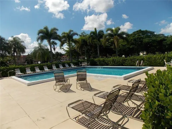 $2,100 | 159 Lakeview Drive, Unit 203, Weston, FL 33326