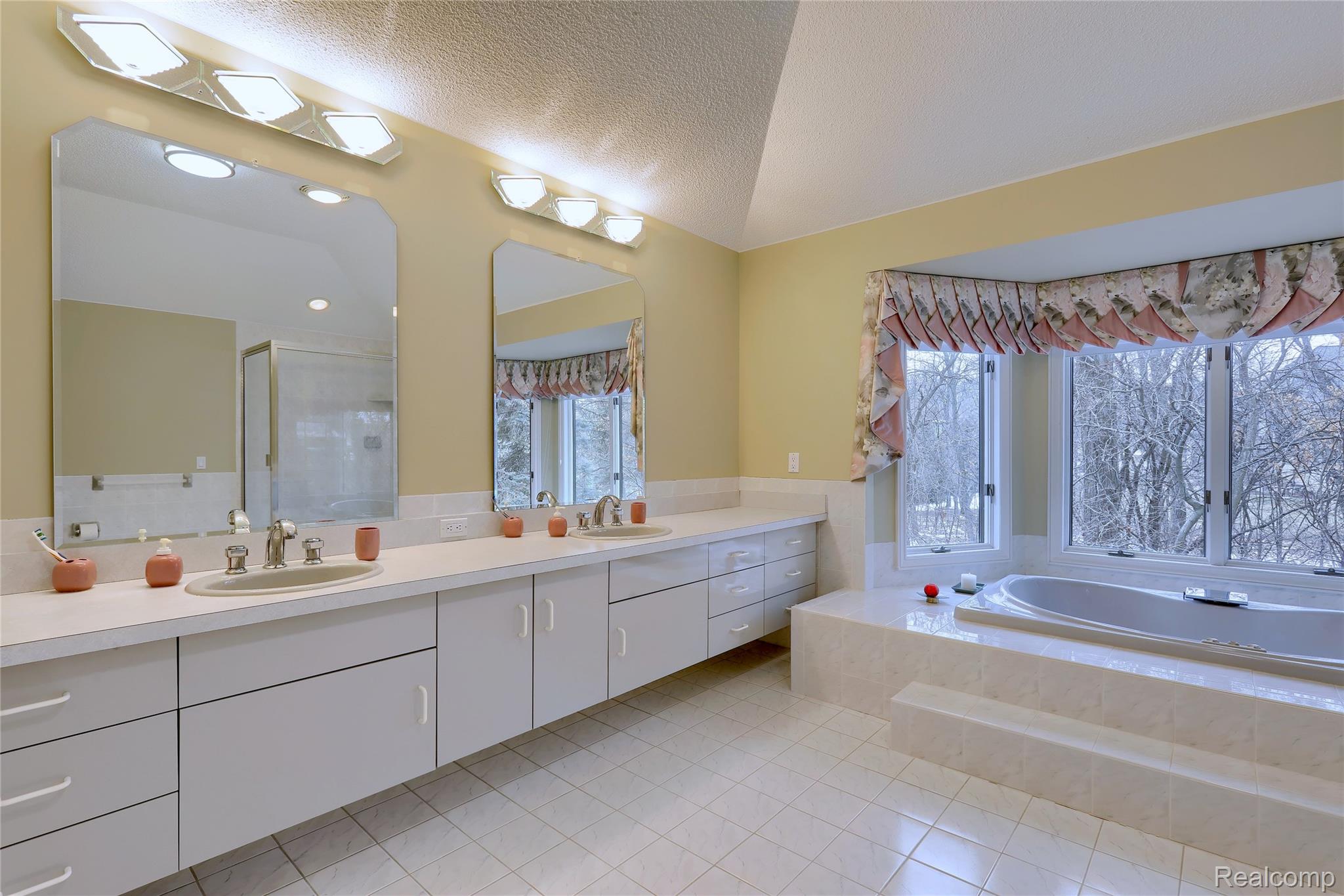 1721 Archers Pointe Rochester, MI 48306 - Photo 35 of 58 Primary full bath with soaking tub and double sink vanity
