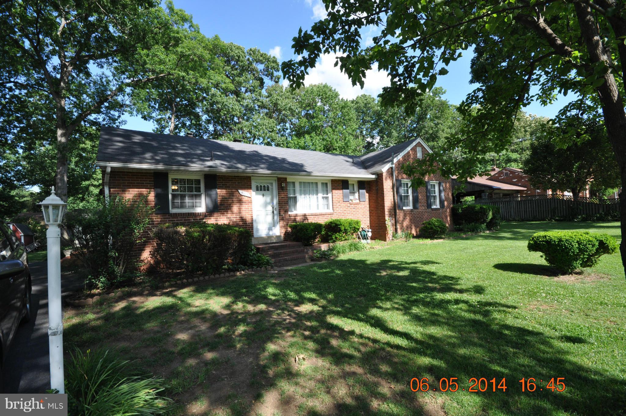 5905 Brookland Road Alexandria, VA 22310 - Photo 4 of 24 a view of a house with backyard and garden