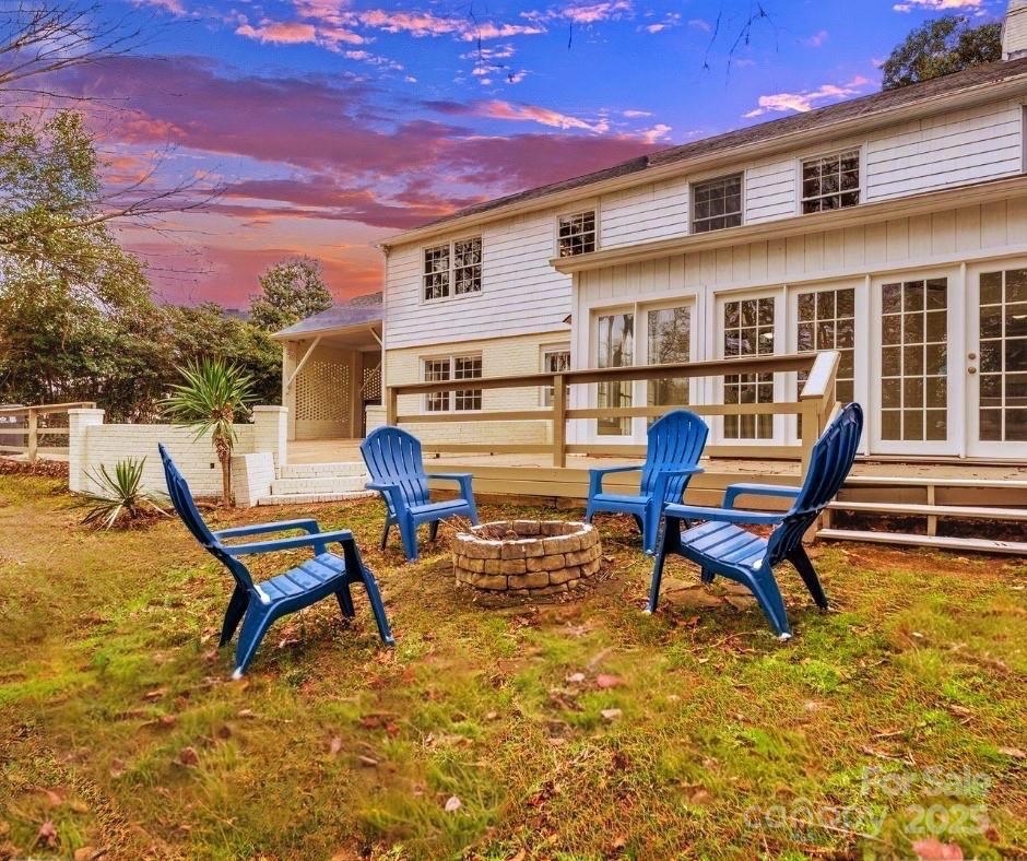 122 Lansdowne Road Charlotte, NC 28270 - Photo 18 of 21 a view of a patio with a table and chairs