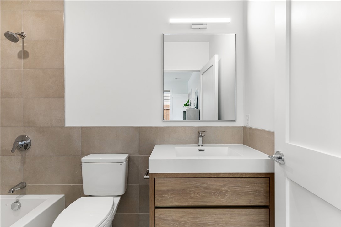 59 Warren Street, Unit 2 Providence, RI 02907 - Photo 14 of 50 First Floor Full Bathroom