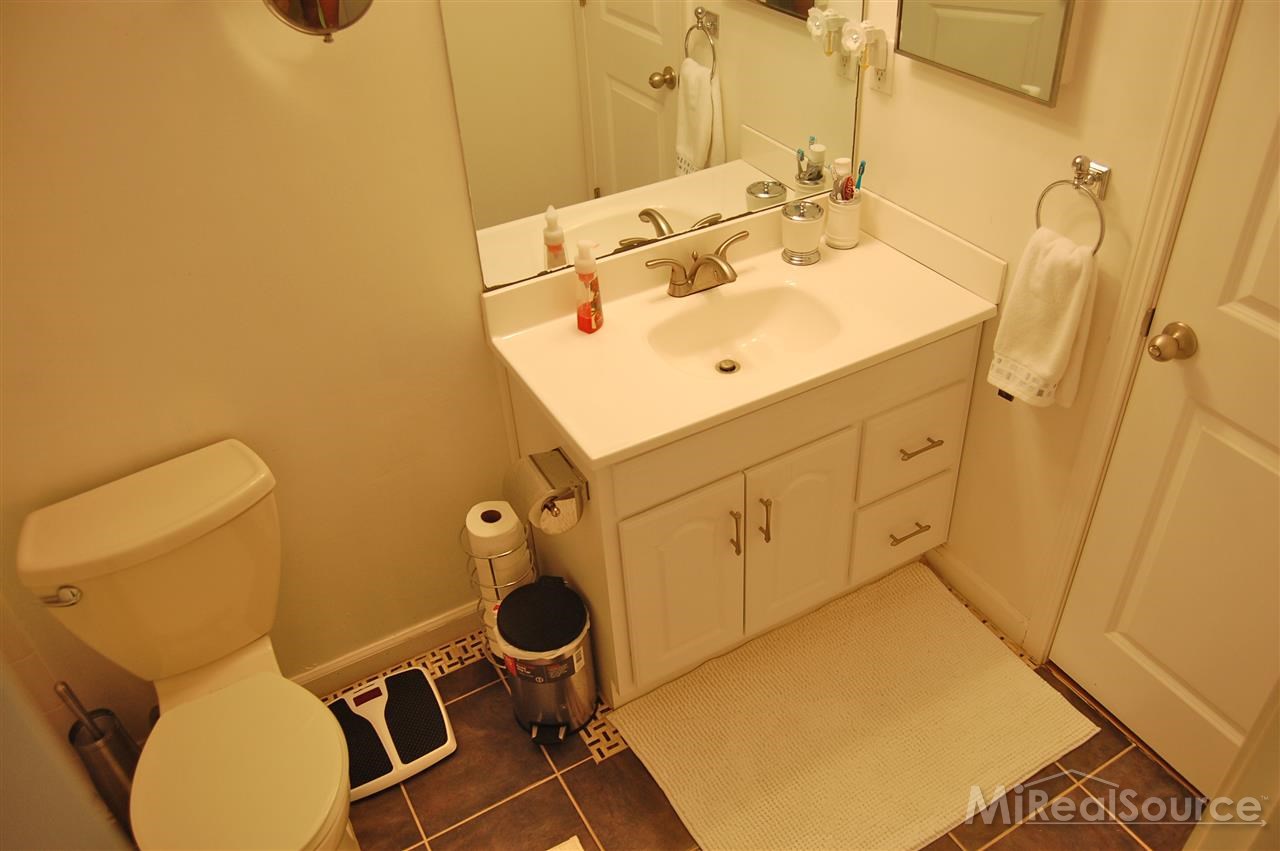 1673 Riverside Drive, Unit 41 Rochester, MI 48309 - Photo 19 of 26 31200001-18.JPG