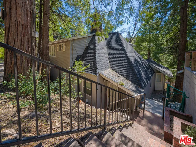 $3,200 | 233 Corona Circle, Lake Arrowhead, CA 92352