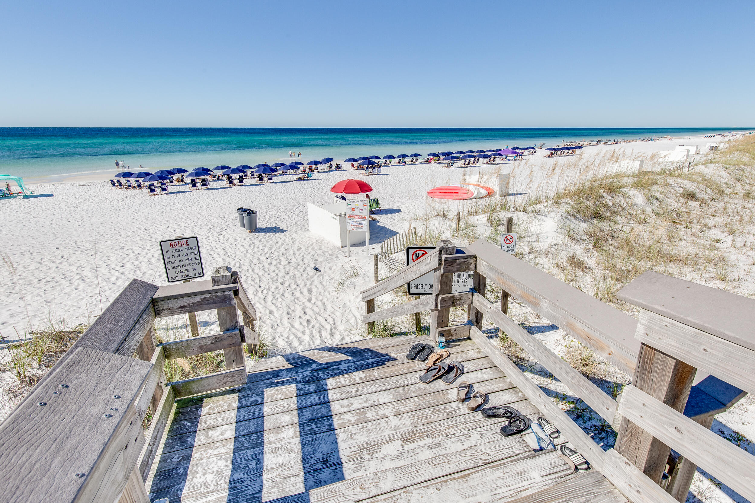 866 Santa Rosa Boulevard, Unit 317 Fort Walton Beach, FL 32548 - Photo 41 of 46 a terrace with a table and chairs