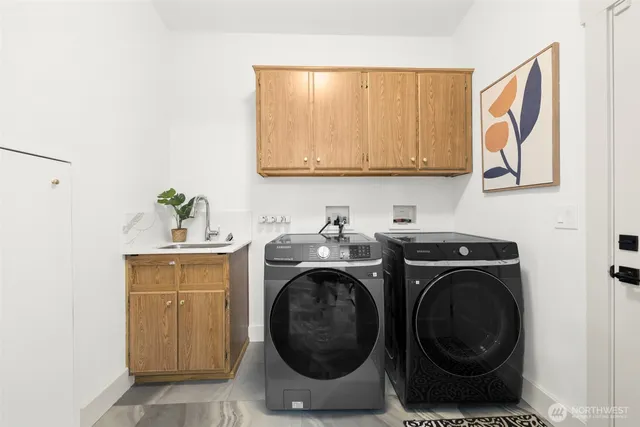 a view of a house with backyard