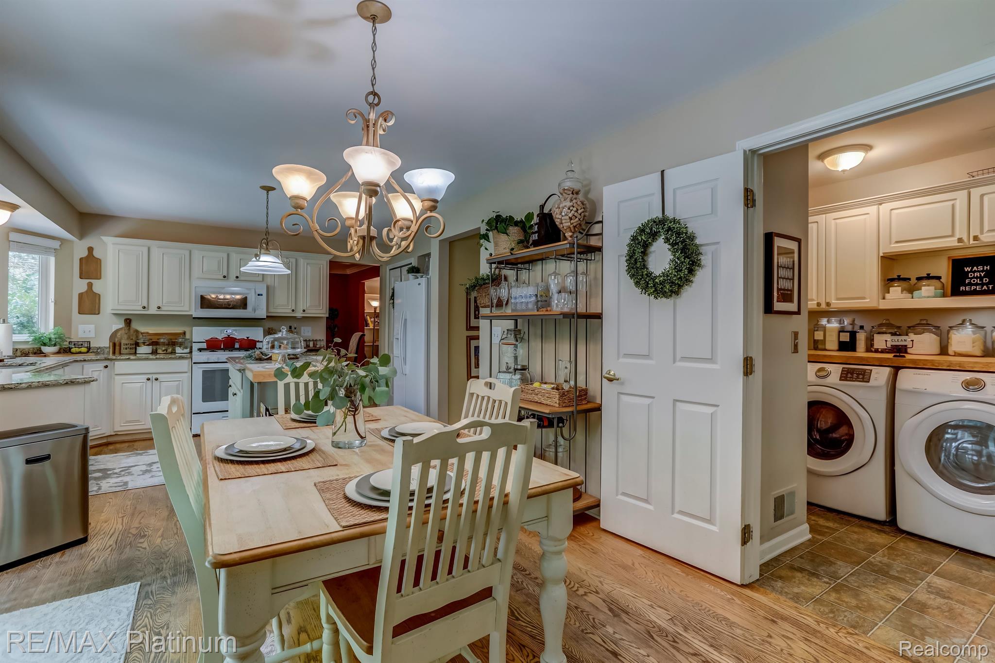 106 Chestnut Ridge Walled Lake, MI 48390 - Photo 17 of 32 106 Chestnut Ridge Breakfast Nook