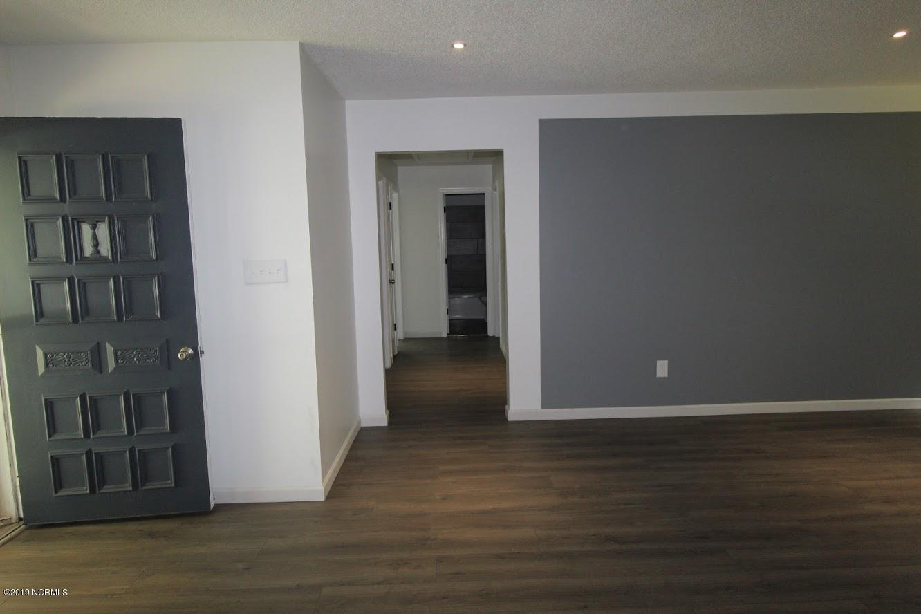 103 Raft Road New Bern, NC 28562 - Photo 7 of 39 livingroom hallway